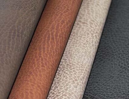 įvairių spalvų natūralios odos lakštai vienas šalia kito