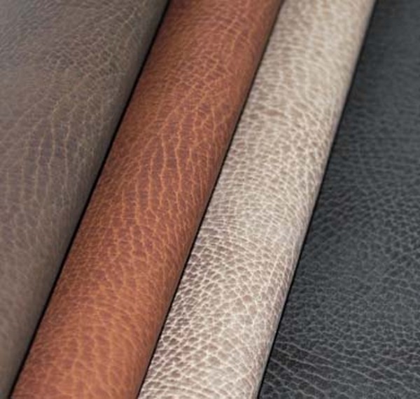 įvairių spalvų natūralios odos lakštai vienas šalia kito