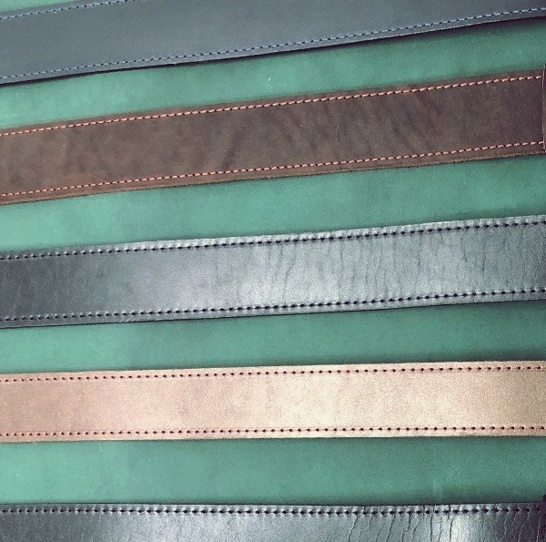 įvairių spalvų vyriški odiniai diržai vienas šalia kito