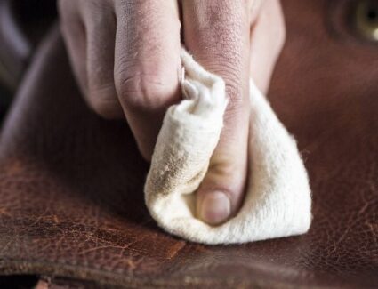 natūralios odos paviršius valomas drėgnu skudurėliu