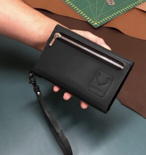 Juoda odinė piniginė su dviem kortelių dėklais ir RFID apsauga