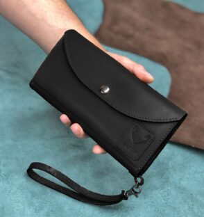 Didelė juoda odinė piniginė su dviem kortelių dėklais ir RFID apsauga mėlyna